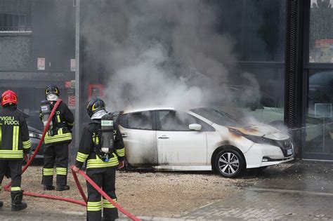 FOTO Auto Elettrica Prende Fuoco Nel Parcheggio Di Una Concessionaria