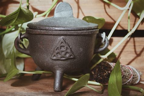 Celtic Triquetra Medium Cast Iron Cauldron With Lid 4 5 Inch Witch