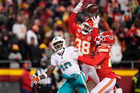 Watch Chiefs Db Ljarius Sneed Manhandled Tyreek Hill In Matchup Vs