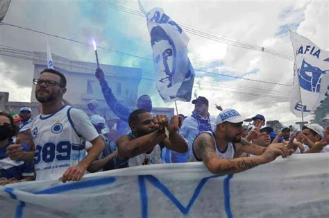 Torcedores do Cruzeiro protestam contra a saída de Fábio do clube