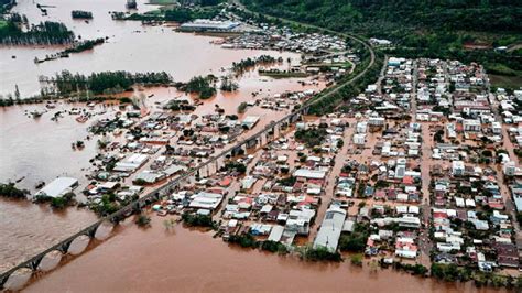 Aumentan A 37 Las Víctimas Mortales De Las Inundaciones Por Un Ciclón