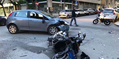 Domenica Di Incidenti A Palermo Scontro Tra Auto E Moto In Via Cuccia