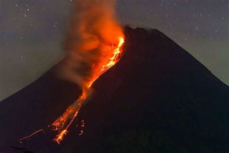 Vulkan Merapi Auf Java Spuckt Bis Zu 3000 Meter Hoch Panorama