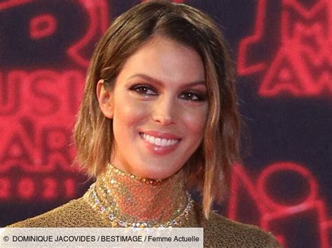 Iris Mittenaere irrésistible en bikini scintillant elle dévoile son