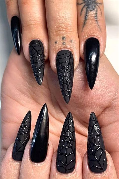 40 Spooktacular Halloween Nail Ideas To Copy In 2021 Halloween Nails