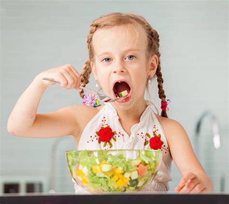 Menina Que Come A Salada Vegetal Foto De Stock Imagem De Pessoa