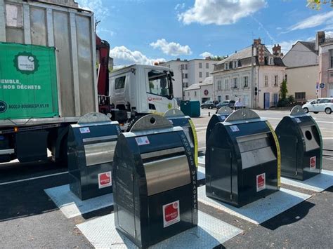 Six Colonnes Enterr Es Pour Les D Chets Install S Place Saint Bonnet