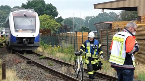 Zug Erfasst Radfahrer J Hriger Stirbt An Bahn Bergang Ndr De