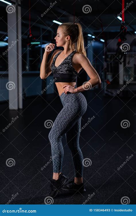 Hermoso Atleta Con Una Figura Lujosa Posando En El Gimnasio El Modelo Bikini De Fitness