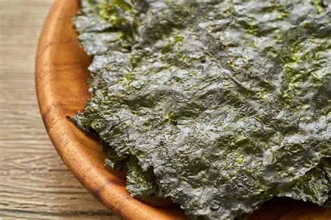 Premium Photo Roasted Nori Laver Seaweed Snack In Wood Plate On