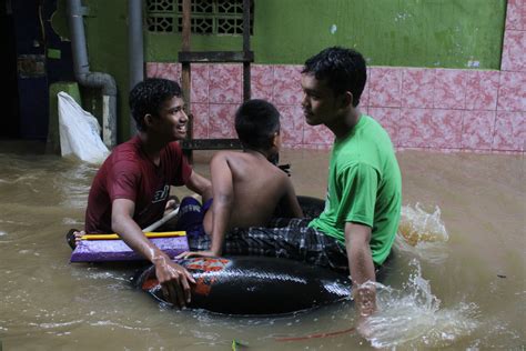 Foto Banjir Masih Rendam Pemukiman Warga Kampung Melayu