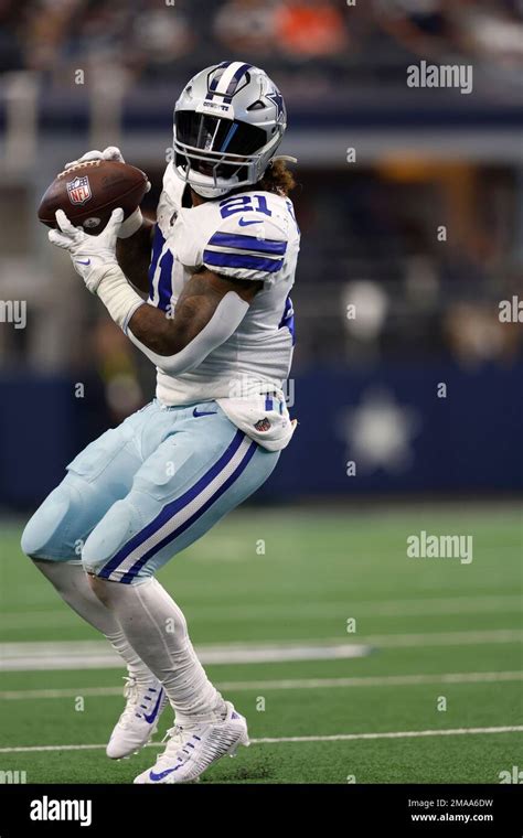 Dallas Cowboys Running Back Ezekiel Elliott 21 Makes A Reception