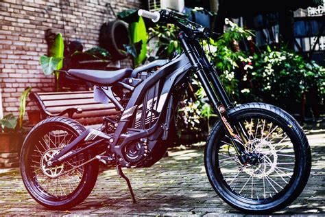 The Sur Ron Lbx Electric Dirt Bike Boasts Plenty Of Range And An Eye