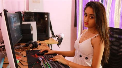 Kisi Ke Hath Na Ayegi Ye Ladki Pubg Live With Bindasskavya Youtube