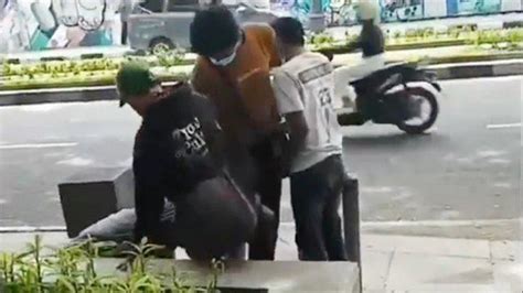 Viral Aksi 3 Kawanan Pencopet Gasak Korban Di Depan Umum