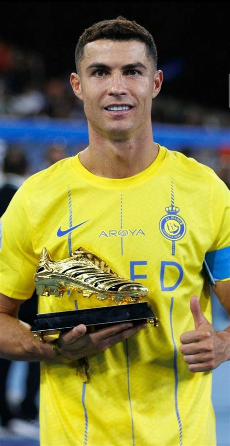 Cristiano Ronaldo With First Al Nassr Trophy Wallpaper Hd Fotografia