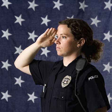 El Saludar De La Mujer Policía Foto de archivo Imagen de retrato