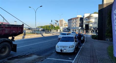 Carros Colidem Pr Ximo A Ponte Estaiada No Centro De Brusque