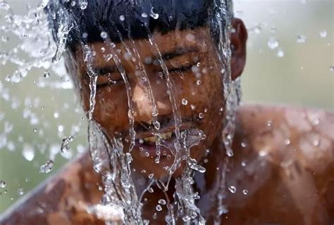 उनहळयत गरम पणयन अघळ करण चकच असत क Is it wrong to take hot water bath in summer