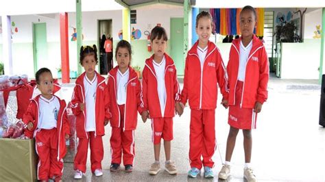 Not Cia Alunos Da Rede P Blica Municipal Recebem Uniformes Escolares