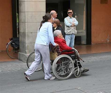 Colf Badanti E Baby Sitter Pubblicati I Nuovi Minimi Retributivi