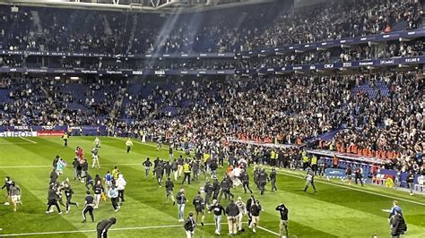 Invasión Ultras RCD Espanyol CURVA RCDE al campo TheUltrasOfWorld