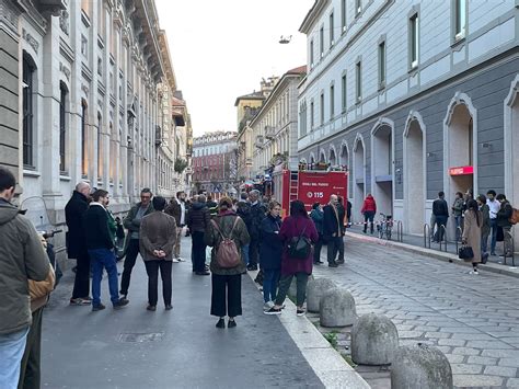 Incendio Al Corriere Della Sera Evacuata La Sede Di Via Solferino