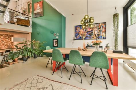 Un Comedor Con Una Mesa De Madera Y Sillas Verdes Foto Premium