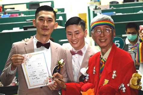 Taiwan Gay Marriage Hundreds Of Couples In Taiwan Tie The Knot Marking The First Same Sex