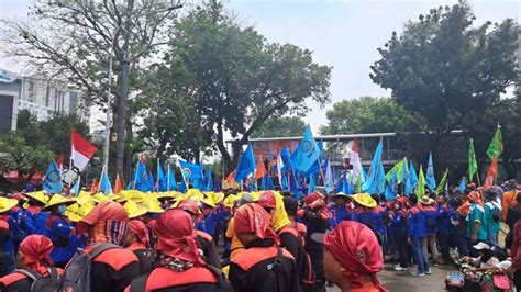 Massa Buruh Demo Di Patung Kuda Kembali Desak Omnibus Law Dicabut