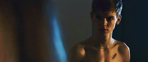 Thomas Brodie Sangster Shirtless