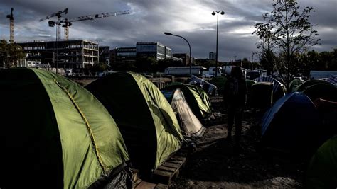 Migrants Ont T Vacu S Du Camp De La Porte D Aubervilliers Au