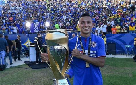 Roberto El Piojito Alvarado Se Bebe S Per Copa Mx Con Cruz Azul