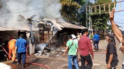 Si Jago Merah Mengamuk Hanguskan Tiga Warung Di Depok Kerugian