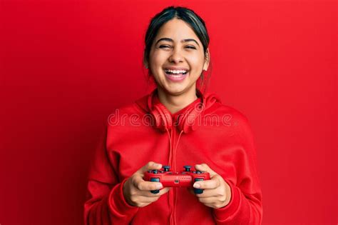 Jovem Latina Jogando Videogame Segurando Controlador Sorrindo E Rindo Muito Alto Porque Piada