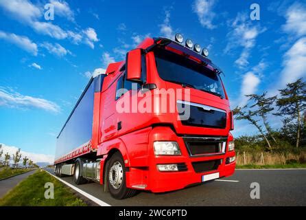 Transportgewerbe roter LKW auf einer Straße unterwegs Symbolfoto im