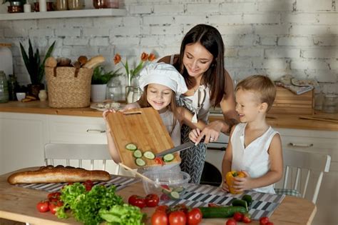 Maman Prépare Le Déjeuner Avec Les Enfants Une Femme Apprend à Sa