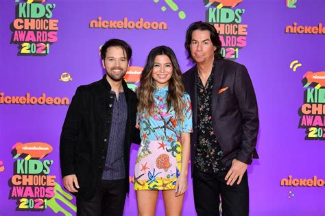 Icarly Miranda Cosgrove Recreated An Iconic Meme On The Paramount Reboot