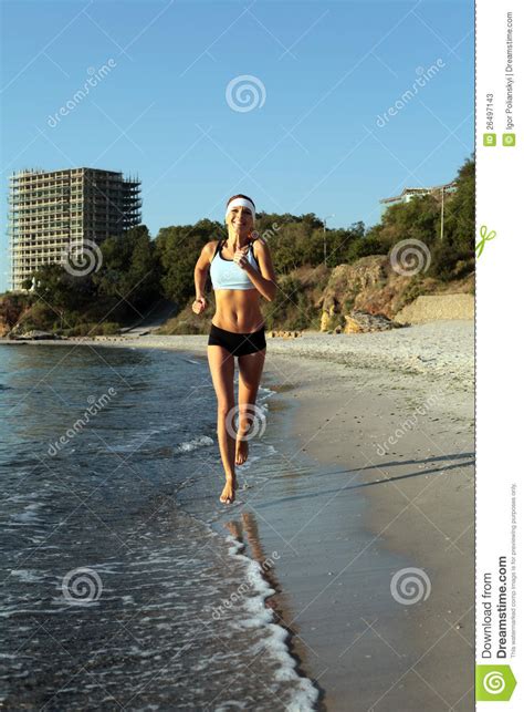 Mujer Joven Hermosa Del Deporte Que Se Ejecuta En La Playa Imagen De