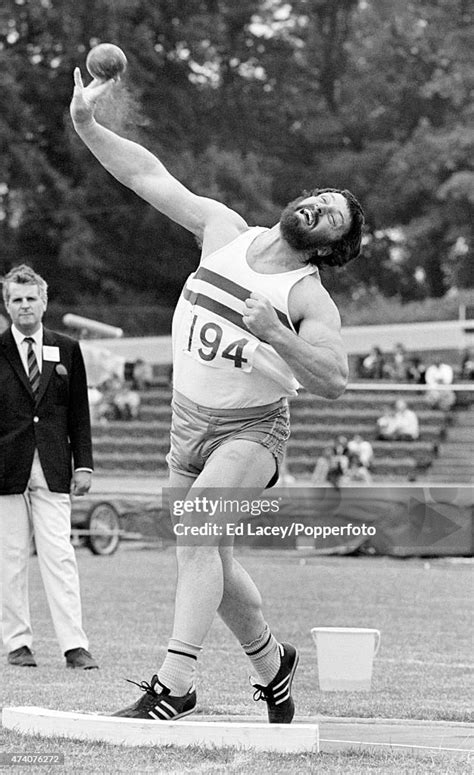 Geoff Capes of Great Britain putting the shot, circa July 1975. News ...