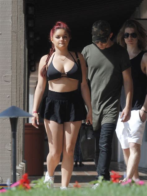 Ariel Winter Montrant Ses Sous Poitrines Et Ses Fesses à Lextérieur Photos Porno Photos Xxx