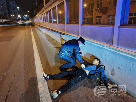 醉酒男子横卧快速路路边 青岛市北民警深夜暖心救助 电话 意识 状态