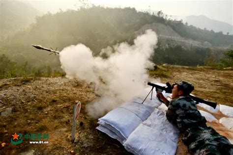 實拍解放軍士兵火箭筒射擊訓練 每日頭條