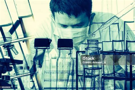 Ilmuwan Dengan Peralatan Dan Eksperimen Sains Latar Belakang Sains Foto