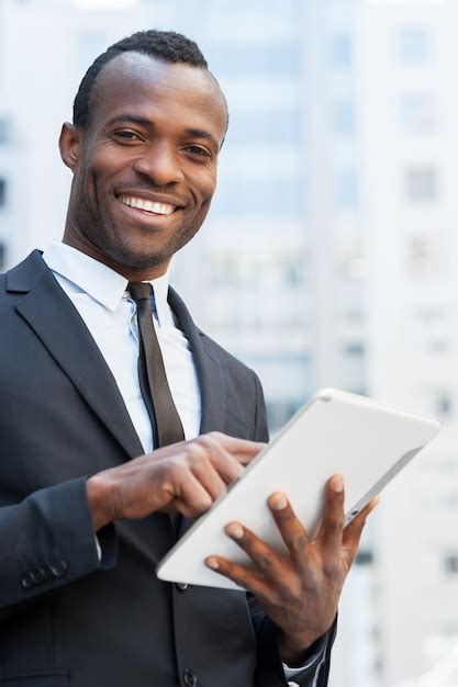 Empres Rio Da Era Digital Africano Jovem Alegre Em Trajes Formais