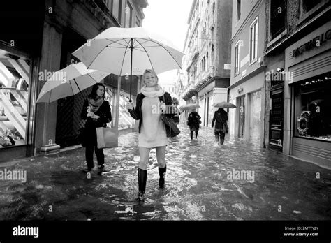 Hochwasser Hochwasser Hochwasser Hochwasser Schwarzweiß Stockfotos Und Bilder Alamy