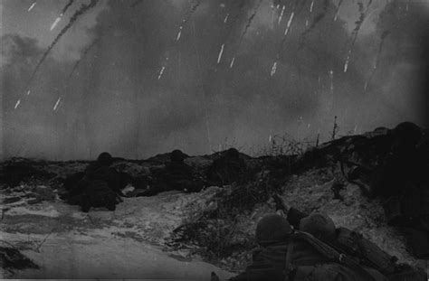 Бойцы Ленинградского фронта, залегшие перед атакой — военное фото