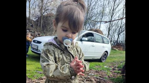 Foto Dvogodi Nju Djevoj Icu Tra Ili Cijelu No Stotine Ljudi Na Terenu