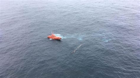 Un arrastrero de Marín choca contra un tronco de 15 metros a la deriva