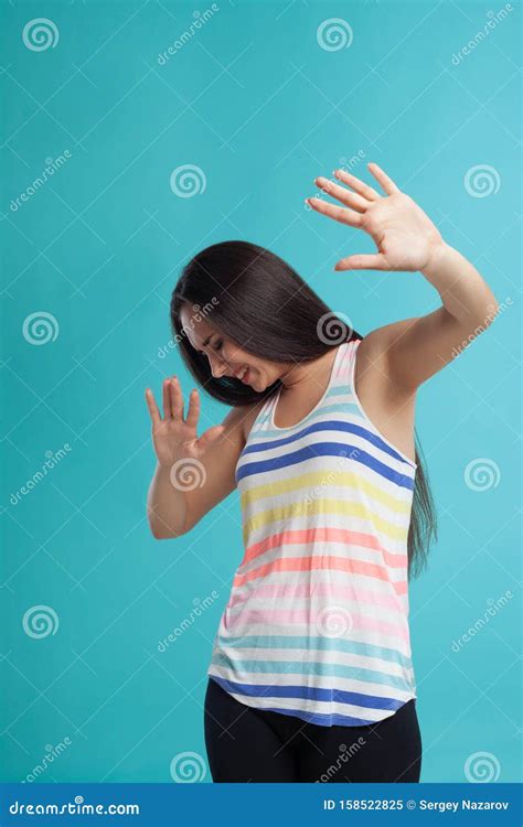 Mujer Brunette De Pelo Largo Vestida Con Camisa A Rayas Y Piernas Negras Posando Sobre Fondo